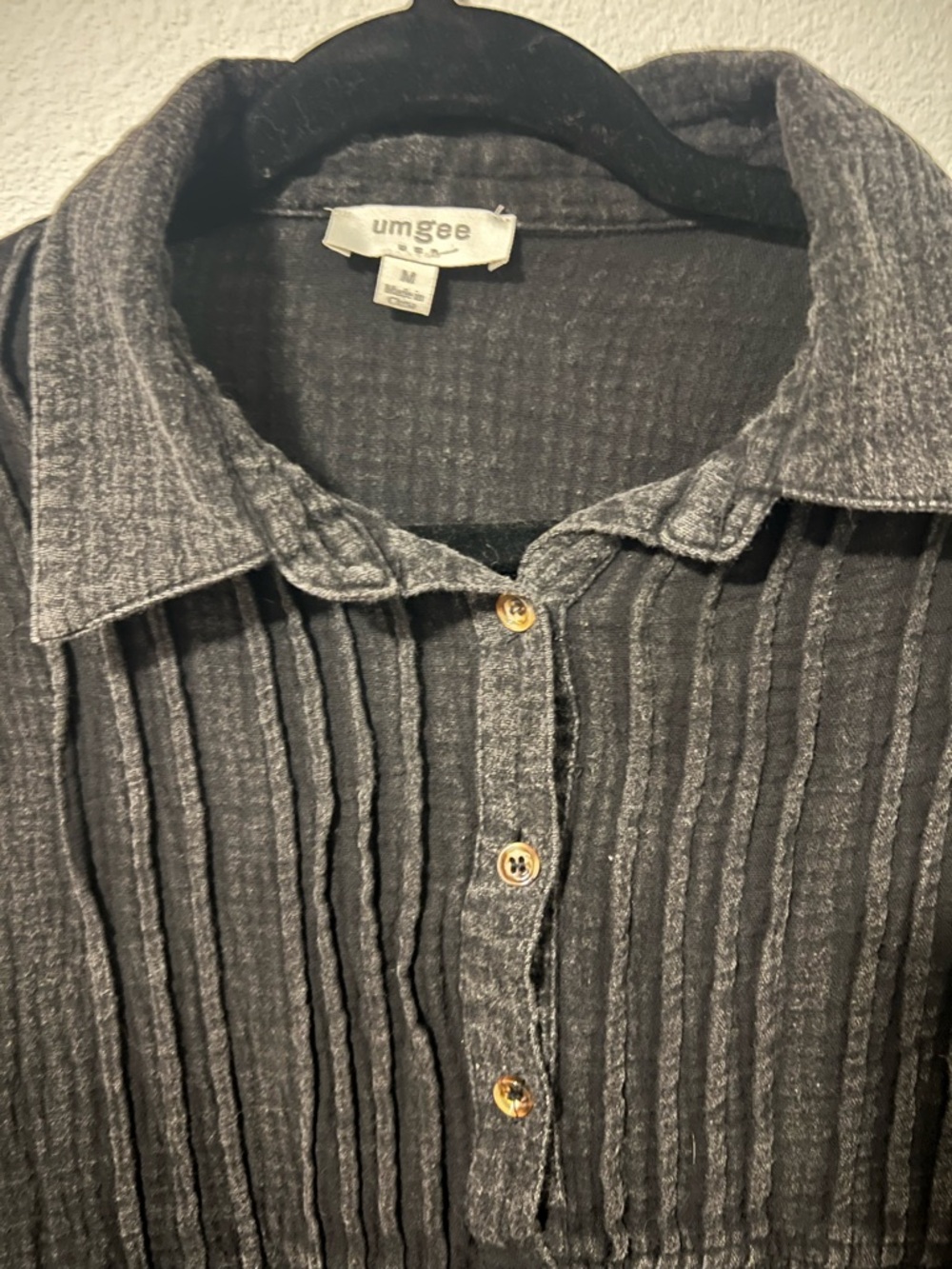 Umgee Black Gauze Pleated Button-Front Women's Top - Picture 3 of 3